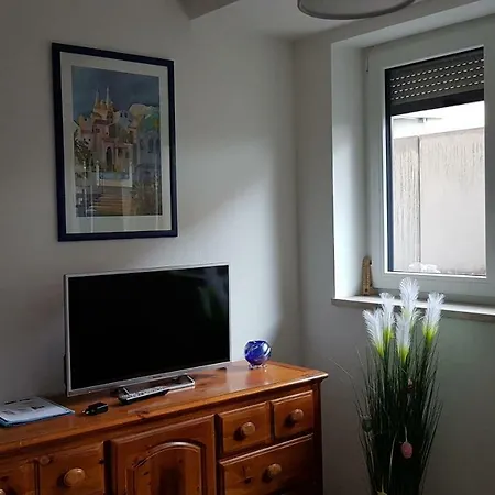 Schones Souterrain-appartement In Schlossnahe Apartamento Oberschleißheim